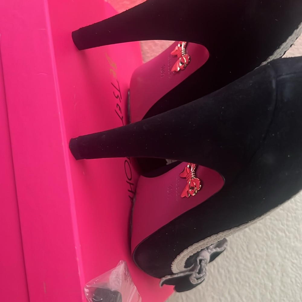 Like new Betsey Johnson “Reese” Heels - Picture 5 of 8